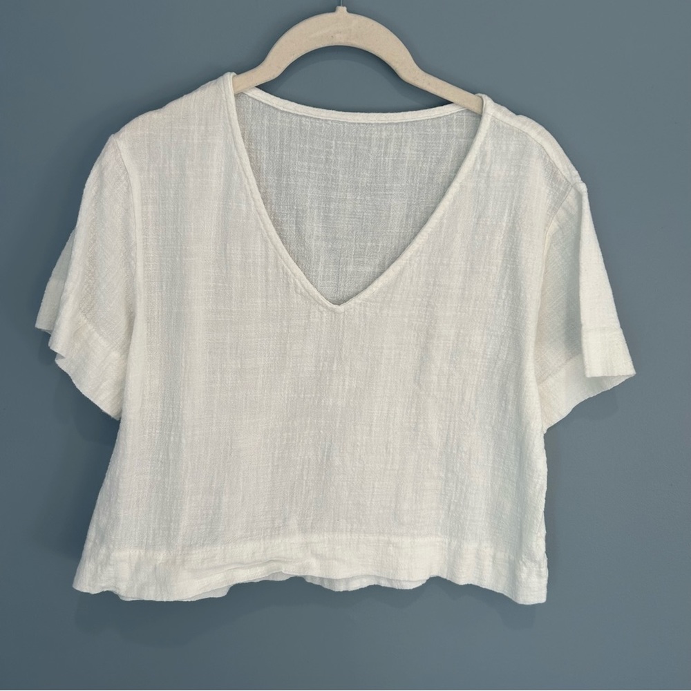 White linen boxy crop top v-neck size xs from Lulu’s